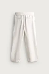 Pantalón de corte regular fit confeccionado en tejido mezcla de algodón, con cintura elástica ajustable mediante cordón, bolsillos laterales y bolsillos traseros de vivo.