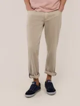 Pantalón de gabardina de corte slim fit y tiro medio, con diseño de cinco bolsillos y cierre de cremallera.