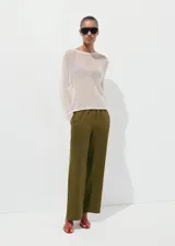 Pantalón largo de lino color verde militar, de corte recto y tiro medio con cintura elástica ajustable y dos bolsillos laterales.