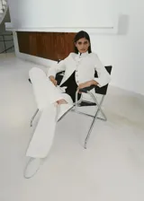 Chaqueta de diseño recto color blanco, con cuello mao, manga larga con puños abotonados, cierre frontal de botones y bolsillos de ribete delanteros.