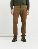 Pantalon de corte clasico en color azul, confeccionado en algodon, con bolsillos delanteros inclinados y bolsillos traseros de ribete.