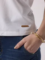 Remera negra sin mangas con cuello polo y tapeta con botones.