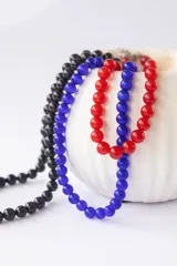 Collar de cuentas redondas de vidrio, color azul vibrante, con cierre metálico.