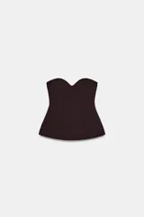 Top strapless color marrón oscuro, con escote corazón y corte ajustado al cuerpo.
