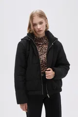 Campera negra corta de poliéster, con capucha y cierre frontal con cremallera.