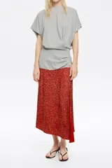 Vestido midi de corte ajustado en la cadera, con escote redondo, manga corta murciélago, parte superior con pliegues en delantero y espalda, y falda fluida con vuelo y abertura.