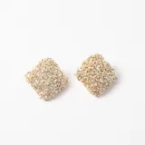 Caravanas de diseño cuadrado con textura rugosa y acabado metalizado brillante.