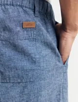 Bermuda verde de corte recto.