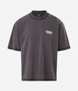 Remera de algodón con calce boxy, cuello redondo y mangas cortas. Presenta un lavado estonado con efecto vintage, costuras contrastantes y estampa con lettering frontal.