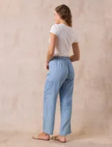 Pantalon cargo de corte wide leg, confeccionado en lyocell color azul claro. Presenta cintura elastizada con cordón de ajuste y bolsillos laterales tipo cargo.