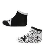 Pack de dos pares de medias cortas Converse. Un par es negro con detalle de logo en blanco, y el otro par es blanco con estampado de efecto craquelado en negro y logo en la puntera.