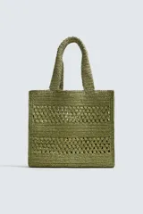 Bolso tipo shopper de diseño trenzado en color tostado, con estructura rectangular, dos asas de mano y compartimento principal abierto.