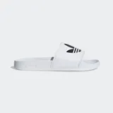 Sandalias Adidas Adilette Lite blancas con logo negro de Adidas en la tira superior.