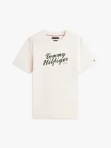 Remera de manga corta Tommy Hilfiger de color blanco, con cuello redondo y logo gráfico script bordado en el pecho.