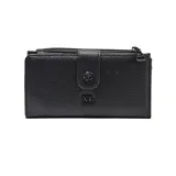 Billetera rectangular de cuero sintético con textura granulada, color negro. Cuenta con cierre superior, solapa frontal con broche a presión decorado con una flor metálica y logo de la marca grabado en el centro.