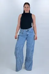 Jean wide leg baggy color azul, de tiro medio-alto, con diseño de costuras diagonales y bolsillos cargo laterales.