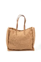 Cartera tipo shopper de corderito sintético color tostado, con doble asa de hombro en cuero sintético a tono.