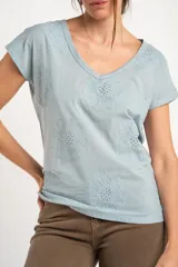 Remera marrón de algodón peinado flame, con escote en V, mangas cortas y diseño bordado de flores en tono sobre tono.