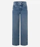 Pantalón de jean azul con tiro bajo, corte recto, bolsillos funcionales y detalles desgastados sutiles en los laterales superiores.