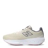 Championes de running New Balance Fresh Foam 520 para mujer, con capellada de malla en color beige y detalles en gris y rosado. Cuenta con tecnología Fresh Foam en la entresuela para mayor amortiguación y suela de goma resistente.
