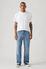 Pantalón de jean celeste, de corte recto y tiro medio.