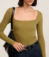 Blusa negra de punto leve, con corte ajustado, escote cuadrado y mangas largas.