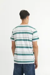 Remera de algodón con diseño de rayas horizontales en tonos verde, blanco y amarillo pálido, de cuello redondo y manga corta.