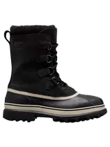 Bota Sorel modelo Caribou para hombre, diseñada para climas fríos y nieve. Presenta capellada de nobuk impermeable en color negro, parte inferior de goma vulcanizada en tono negro y blanco, cordones frontales con anillas metálicas, y cuello con forro de pelo sintético.