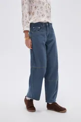 Pantalón jean de tiro medio, con diseño barrel (silueta curva) en tono azul clásico.