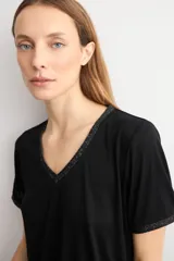 Remera negra de manga corta con escote en V y sutil detalle de lurex brillante en el cuello y las mangas.