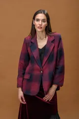 Blazer de tejido con textura y diseño de cuadros en tonos bordó y azul marino. Presenta solapa clásica, cierre frontal con un botón y bolsillos laterales con solapa.