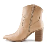 Bota corta de cuero sintético color beige, con puntera fina, caña baja y taco cuadrado.