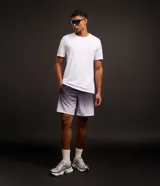 Bermuda deportiva masculina, color gris con efecto degradado a blanco en la parte inferior. Posee cintura elástica con cordón de ajuste interno y forro de malla.