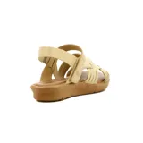 Sandalias planas de cuero en tonos marrones y mostaza, con tiras cruzadas en el empeine y tira ajustable en el talón.