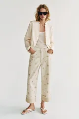 Jeans de tiro medio de la colección ZW de Zara, con diseño tapered leg y largo al tobillo. Color crudo con estampado floral delicado y rayas verticales sutiles, tiro medio con trabillas, cinco bolsillos, vuelta en el dobladillo y cierre frontal con cremallera y botón.