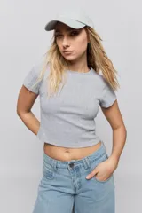 Remera de manga corta confeccionada en tejido de rib, con cuello redondo y ajuste al cuerpo.