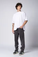 Jean de corte mom fit en color gris lavado, confeccionado en denim resistente, con diseño de tiro medio y ajuste holgado en las piernas.