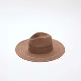 Sombrero de paja color marrón oscuro, con ala ancha y detalle perforado alrededor de la copa.