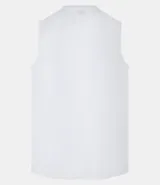 Musculosa deportiva de corte regular, color blanco, con cuello redondo y diseño minimalista. Confeccionada en tejido técnico de poliéster de secado rápido.