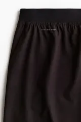 Short deportivo negro H&M en tejido funcional con tecnología DryMove™, de corte estándar, cintura elástica con cordón ajustable, bolsillos laterales y aberturas en el dobladillo.