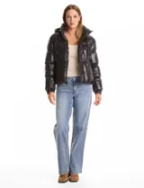 Campera puffer de Michael Kors con acabado brillante, diseño capitoneado, capucha integrada con cordones de ajuste, cuello alto, cierre frontal con tirador metálico y puños elásticos.