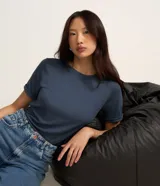 Blusa básica de cuello redondo y manga corta con detalle de dobladillo, confeccionada en tejido de viscosa con elastano.