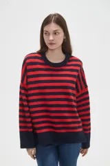 Sweater de tejido de punto con diseño de rayas horizontales en color rojo y azul marino, cuello redondo a la base y mangas largas con corte holgado.