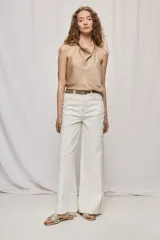 Jean wide leg blanco de tiro medio, con calce amplio y detalle de flores bordadas en los laterales.
