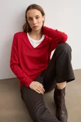 Sweater de punto color rojo, con escote en V y mangas largas, de calce clásico.