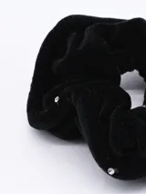 Colero de pelo negro de terciopelo con strass.