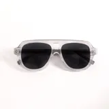 Lentes de sol estilo aviador con marco grueso de acetato negro y cristales oscuros polarizados con protección UV400.