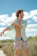 Camisa celeste de lino, de manga larga y corte clásico.