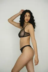 Pantie less de encaje negro con volados.