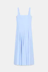Vestido midi de color celeste con escote cuadrado y tirantes anchos. Presenta un diseño entallado en el torso con falda acampanada terminada en godets que aportan volumen y movimiento. Incluye cierre lateral con cremallera oculta.